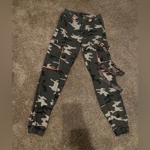 Small women’s cargo pants camo